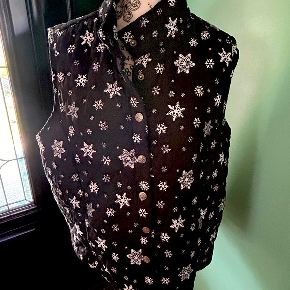 Rebecca Malone Other - Rebecca Malone womans  snowflake Vest  size XL